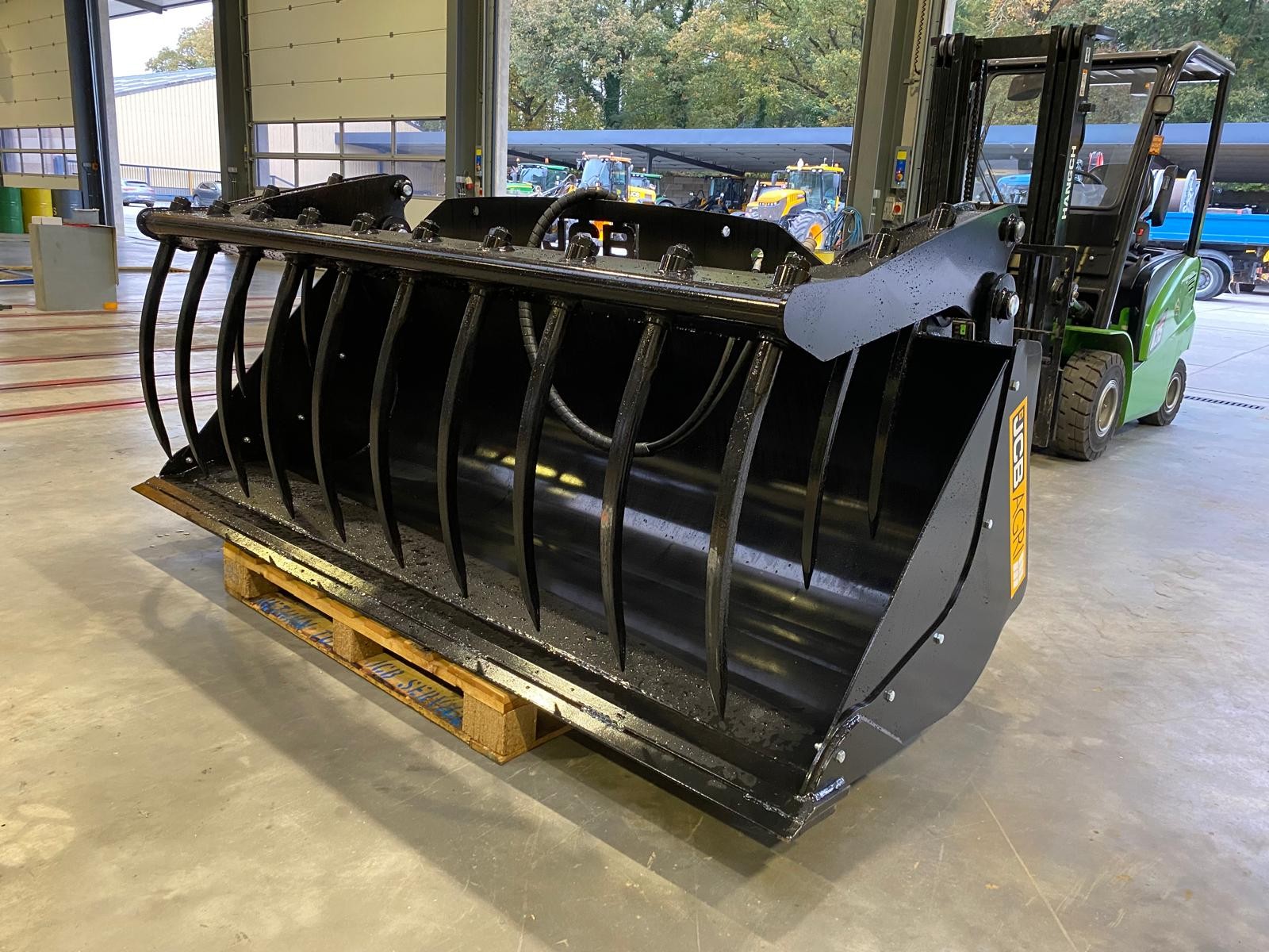 Bac JCB multibenne 2.45m Qfit dents forgées