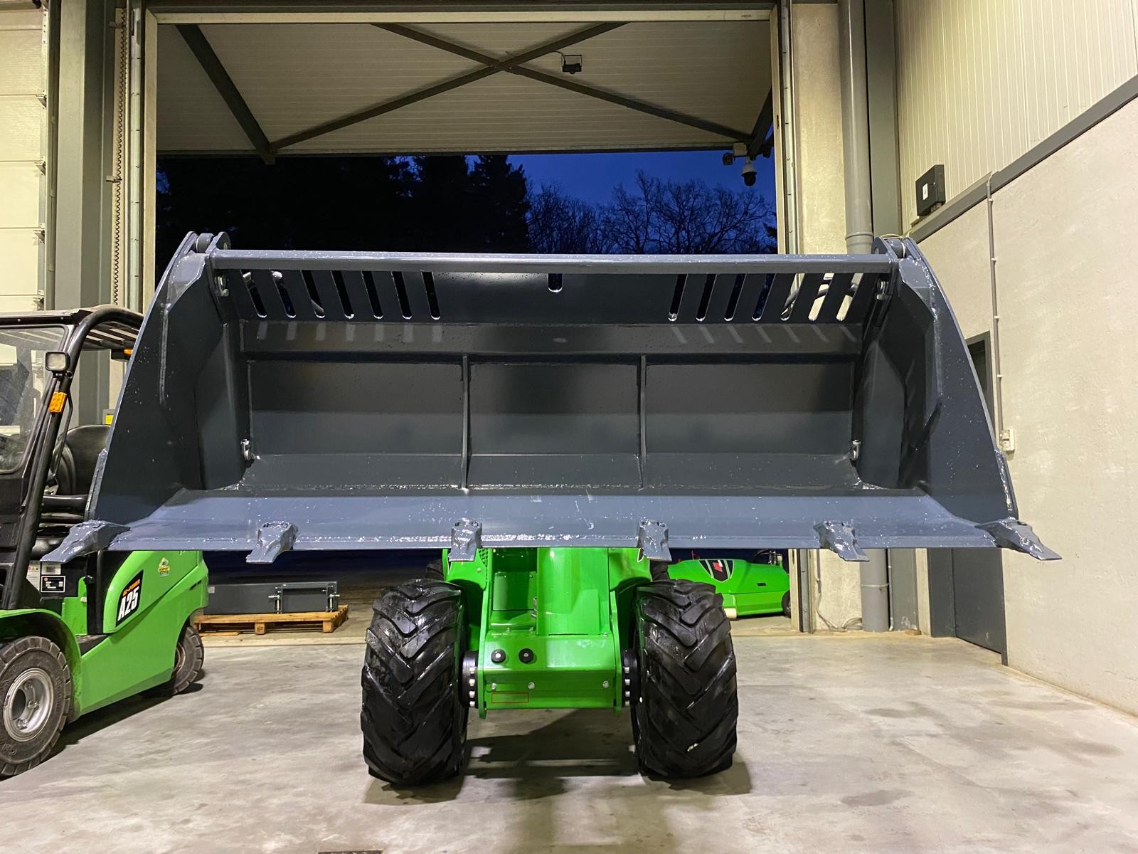 Bac 4-en-1 AVANT 180cm 370L avec dents