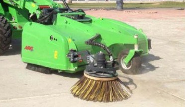 Balayeuse AVANT 150cm bac de ramassage et balai latéral